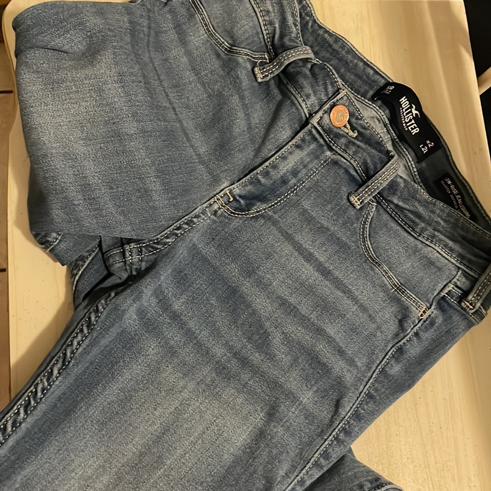 Hollister Jeans great condition ! No rips, low-rise Jean legging